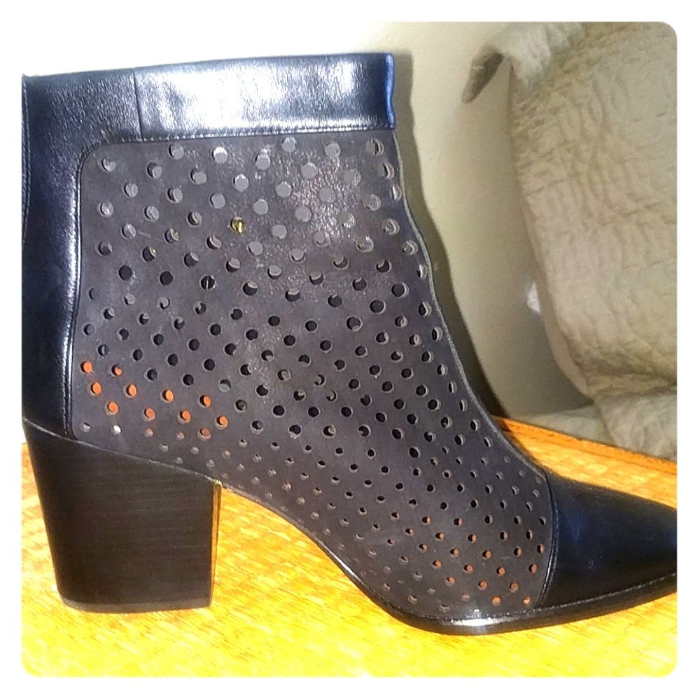 New Rebecca minkoff black size 10 suede booties